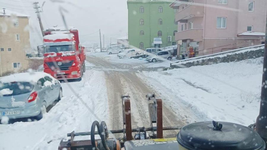 KDZ. EREĞLİ BELEDİYESİ, 24 İŞ MAKİNESİYLE KAR TEMİZLEME ÇALIŞMALARINI SÜRDÜRÜYOR