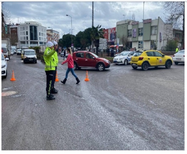 Zonguldak’ta yola dökülen mazot trafiğe zor anlar yaşattı.