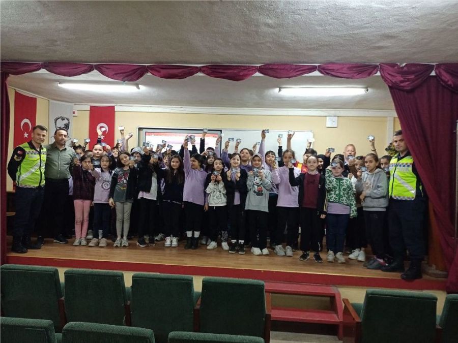 Jandarmadan öğrencilere trafik kuralları semineri.