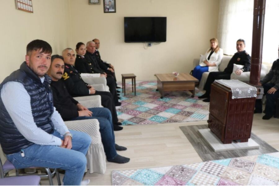Jandarma Kıdemli Albay Sayın Cezmi YALINKILIÇ tan şehit ailesine ziyaret