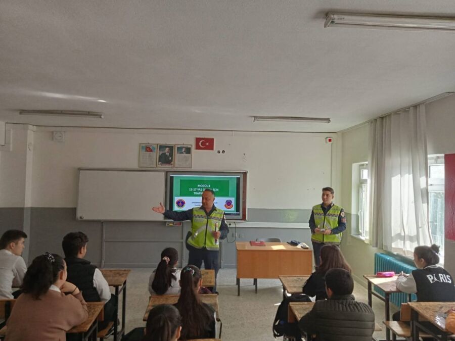 Öğrencilere trafik semineri.