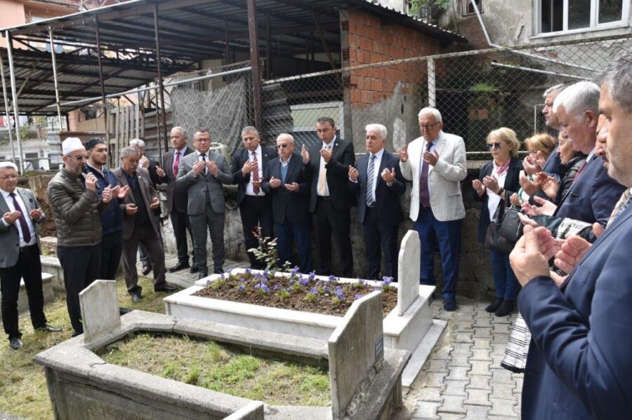 OSMAN ZEKİ ORAL, VEFATININ 11. YILINDA MEZARI BAŞINDA ANILDI