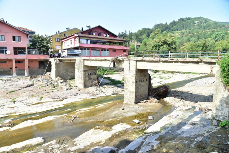 VALİ Osman Hacıbektaşoğlu Ereğli Çaylıoğlu’ndaki selden hasar görmüş yerleri ziyaret etti.