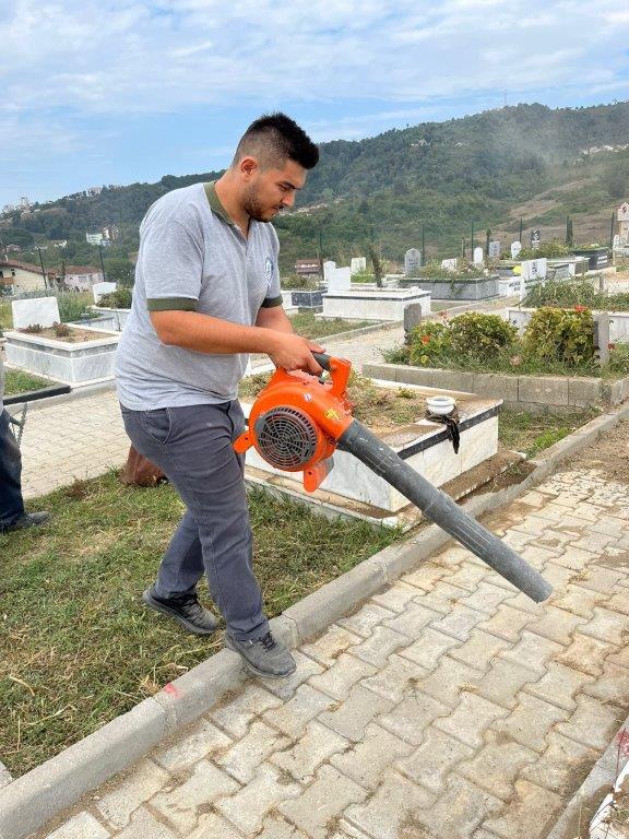 MEZARLIKLARDA BAKIM VE TEMİZLİK ÇALIŞMALARI SÜRÜYOR