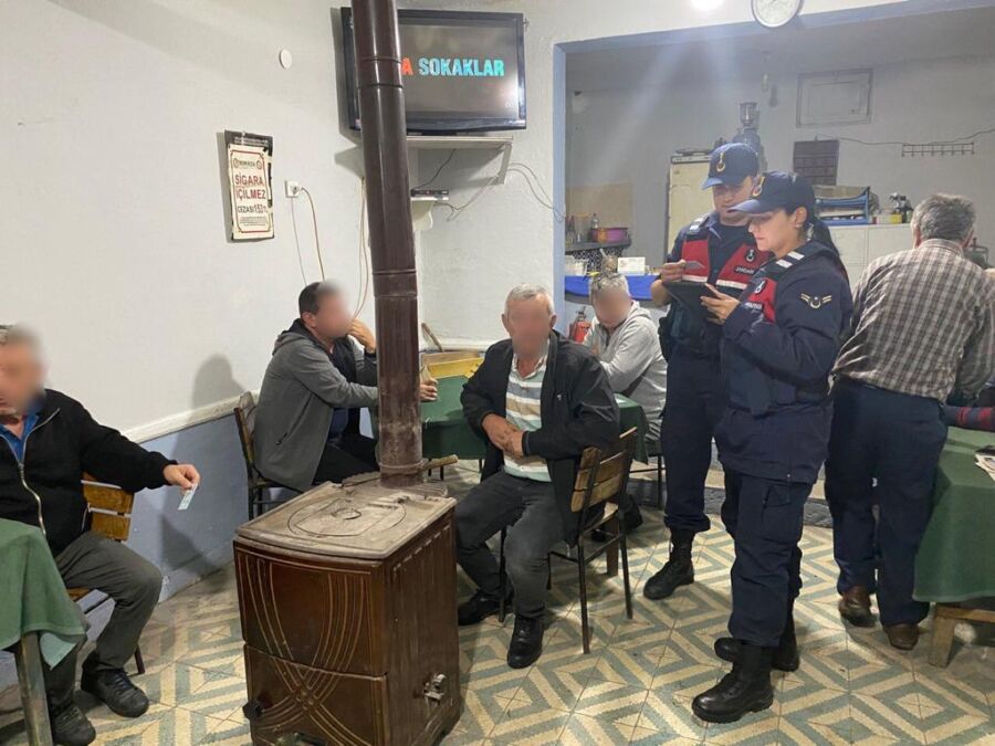 Jandarma’dan kumarcılara baskın.