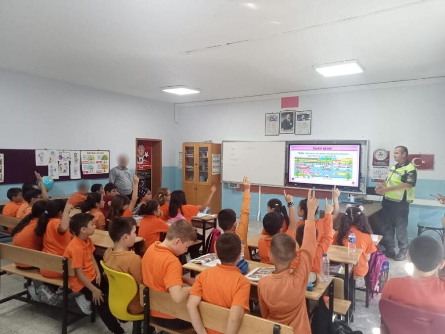 Jandarmadan öğrencilere trafik kuralları semineri.