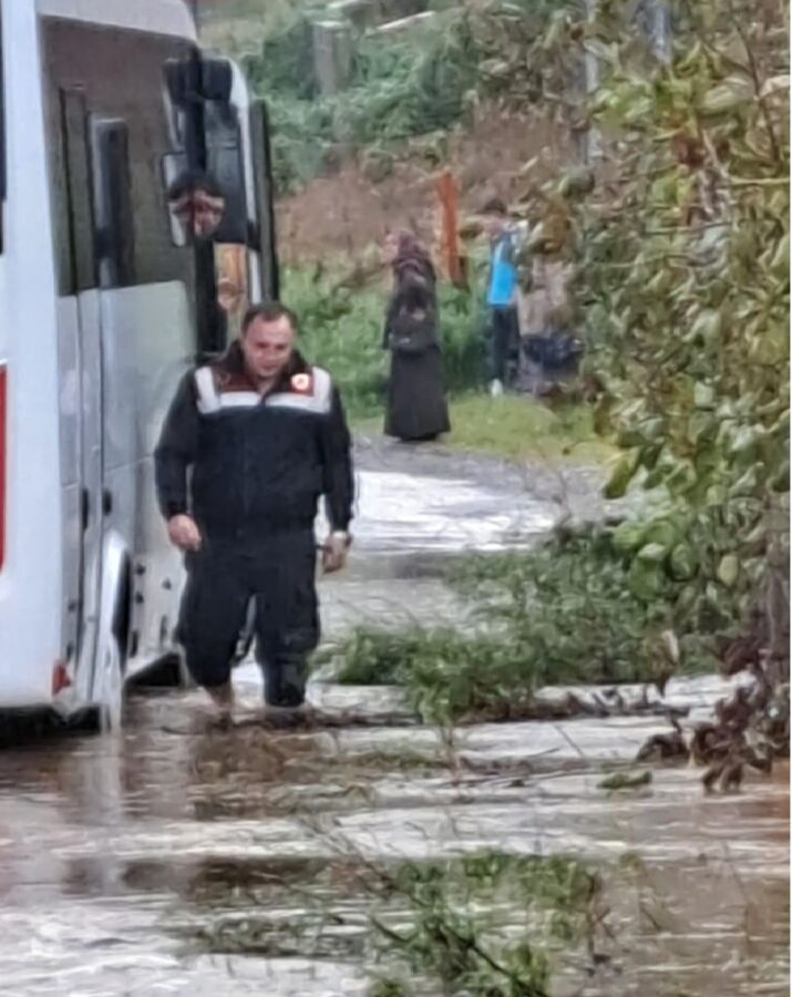 Ereğlide aşırı yağmurdan öğrenci servisi mahsur kalmıştır.