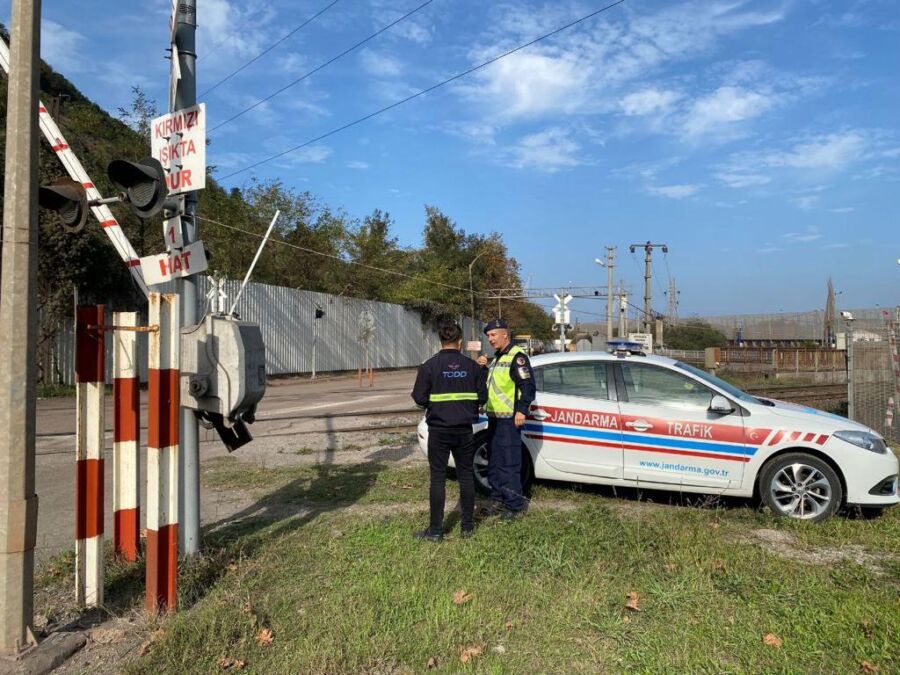 Jandarma’dan hemzemin geçitlerde denetim yapıldı.
