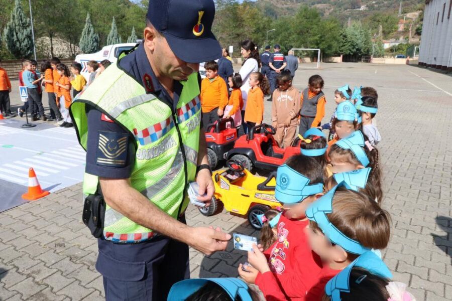 Mobil Trafik Eğitimi aracı ve personeli