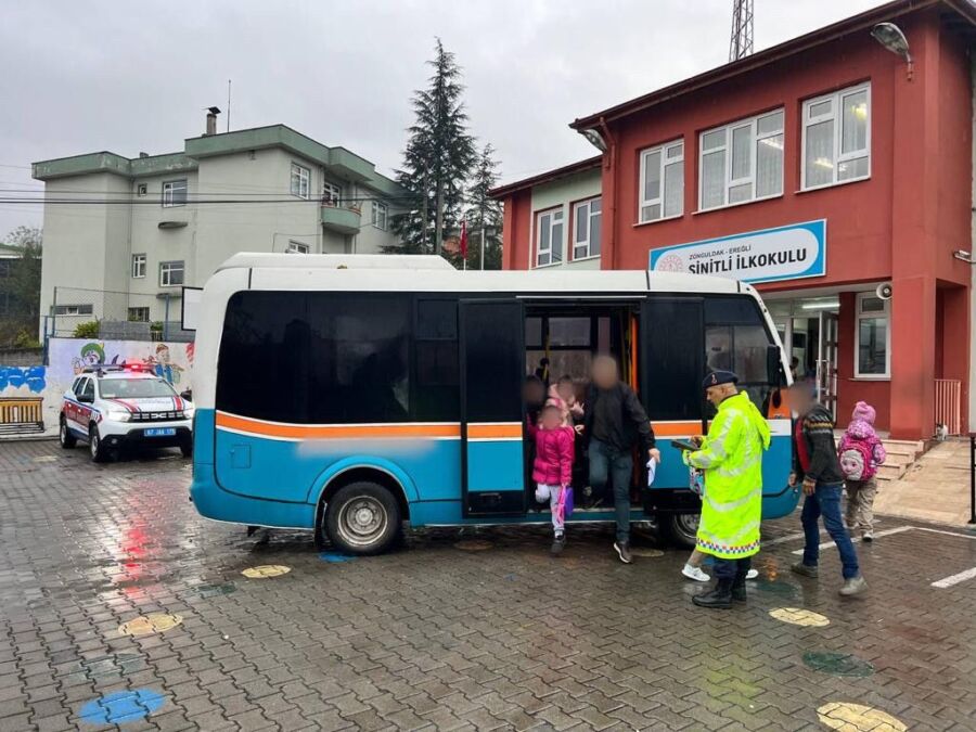 Okul önlerinde trafik denetimleri devam ediyor