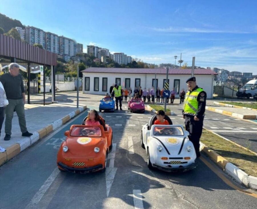 Jandarma trafikten çocuklara trafikte farkındalık.